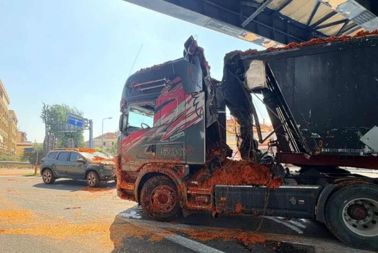 18 ton paradižnika s tovornjaka zasulo cesto in avtomobil 18 ton paradižnika s tovornjaka zasulo cesto in avtomobil