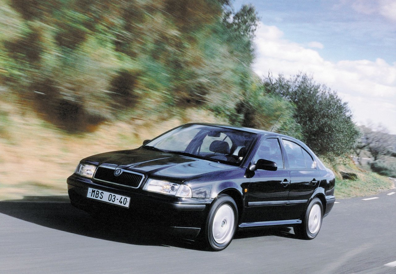 Prvi primerek prve generacije Octavie je s proizvodnih trakov zapeljal 3.septembra 1996 v matični tovarni nedaleč od Prage.