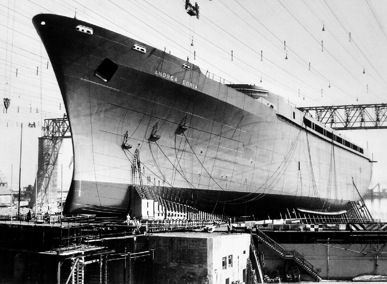Andrea Doria je bila zgrajena v Genovi v sklopu povojne obnove italijanske ladjarske industrije, skupaj s svojo sestrsko ladjo Christopho Colombo.