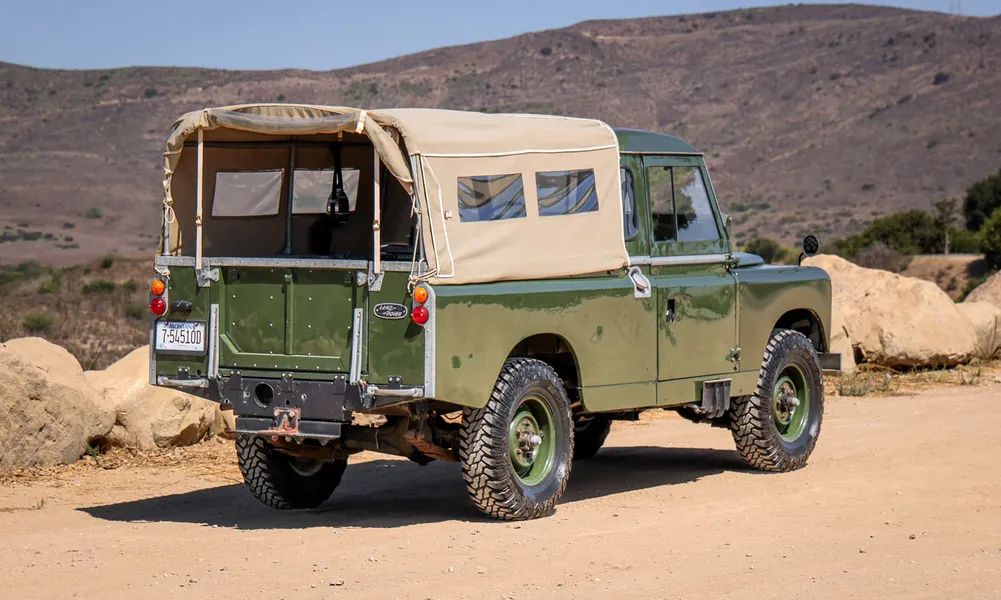 Land Rover nekdanjega Jamesa Bonda išče novega lastnika Land Rover nekdanjega Jamesa Bonda išče novega lastnika