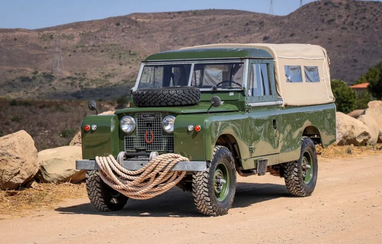 Land Rover nekdanjega Jamesa Bonda išče novega lastnika Land Rover nekdanjega Jamesa Bonda išče novega lastnika