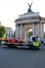 Londonska policija zasegla Ferrari za skoraj štiri milijone evrov - fotografija 1