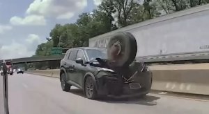Med vožnjo je v Nissana treščila odpadla guma