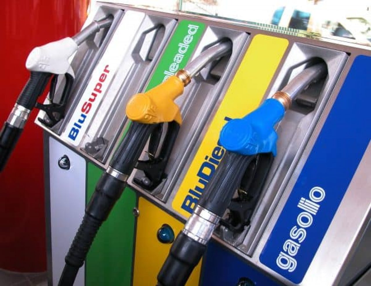 Na avtocesti v Italiji je cena tudi več kot 3,15 evra za liter Na avtocesti v Italiji je cena tudi več kot 3,15 evra za liter