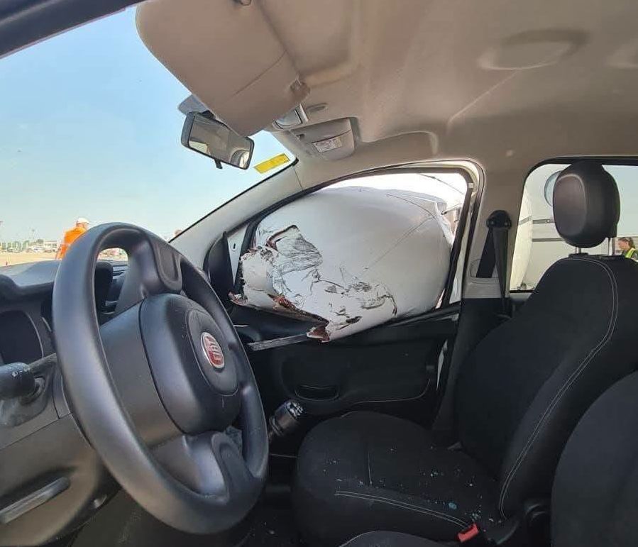 Na letališki ploščadi s Fiat Pando trčila v zasebno letalo