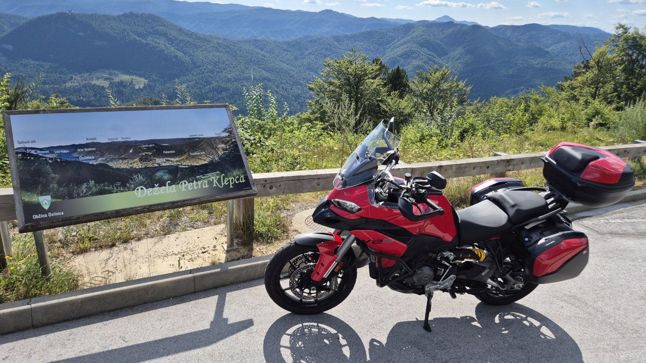 S temeljito prenovljenim Ducatijem po najlepših slovenskih serpentinah S temeljito prenovljenim Ducatijem po najlepših slovenskih serpentinah