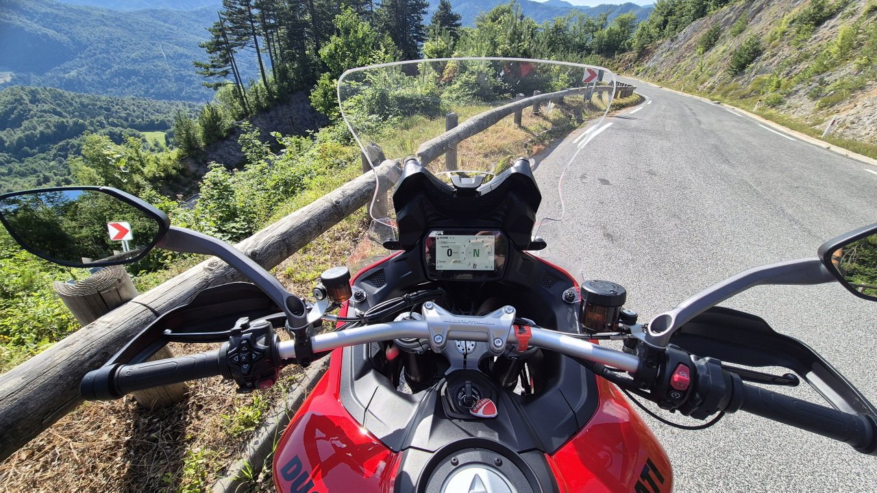 S temeljito prenovljenim Ducatijem po najlepših slovenskih serpentinah S temeljito prenovljenim Ducatijem po najlepših slovenskih serpentinah