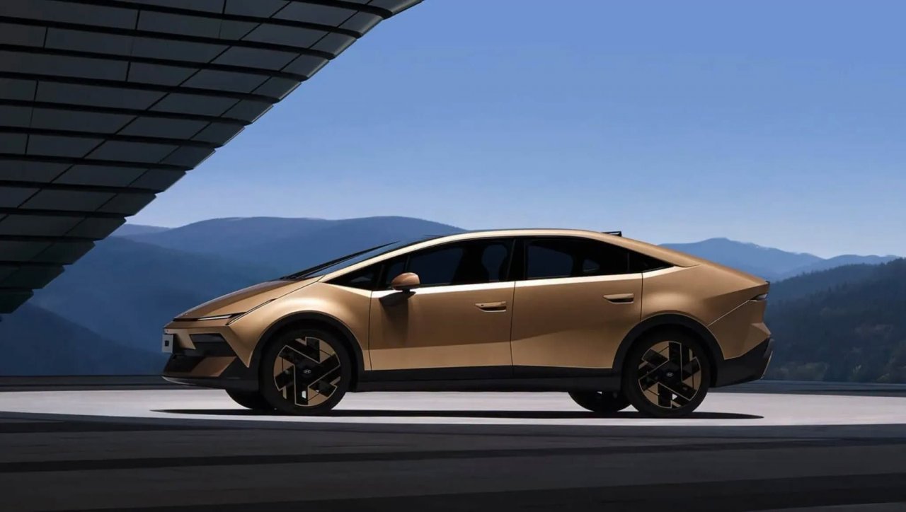 Skoraj 5-metrski električni Hyundai, ki stane 15 tisoč evrov Skoraj 5-metrski električni Hyundai, ki stane 15 tisoč evrov