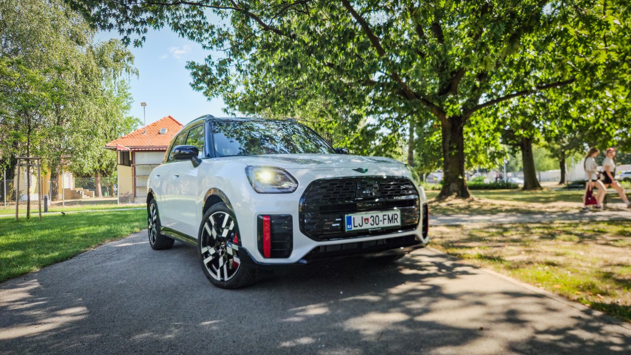 Ni več ravno »mini«, še vedno pa ponuja veliko zabave za volanom. Sploh različica JCW, ki tristo »konjičev« priganja in brzda z natančnim krmiljenjem, hitrim 7-stopenjskim menjalnikom in štirikolesnim pogonom.