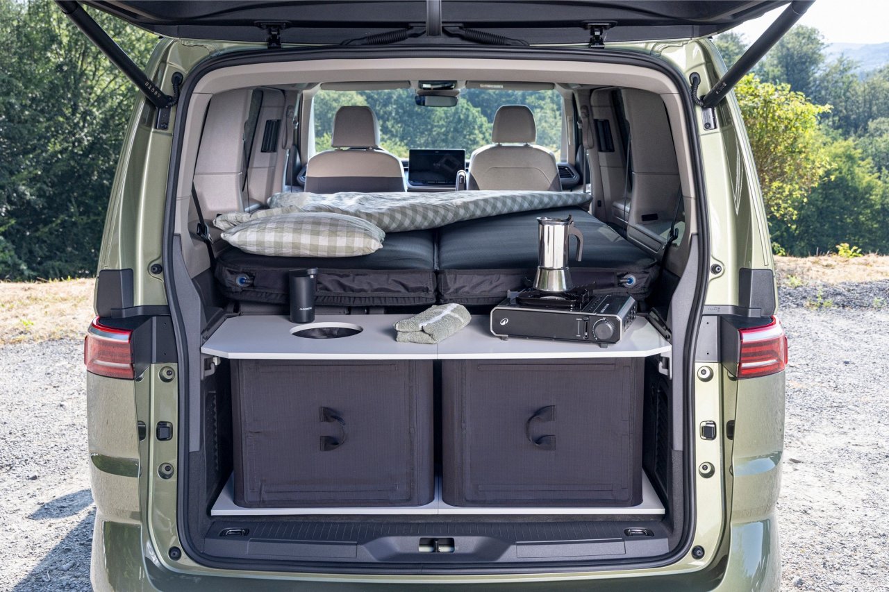 Volkswagen California Beach z napihljivo kuhinjo Volkswagen California Beach z napihljivo kuhinjo