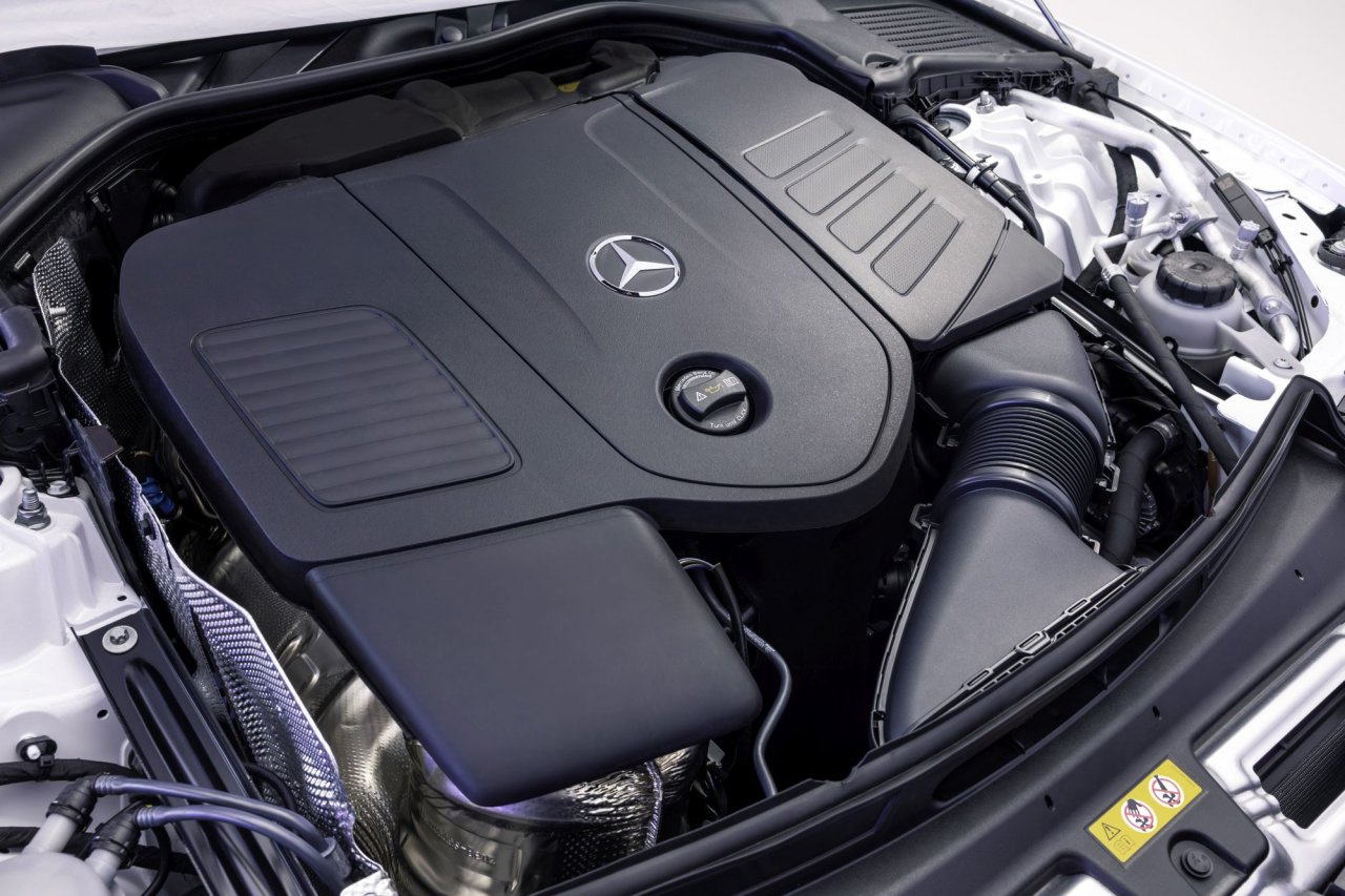 Z bencinskim ali dizelskim motorjem ter z občutno nižjo ceno od električarja