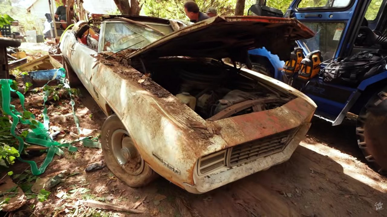 50 let je bil pokopan pod štalo, spodaj jih je čakal redek Camaro