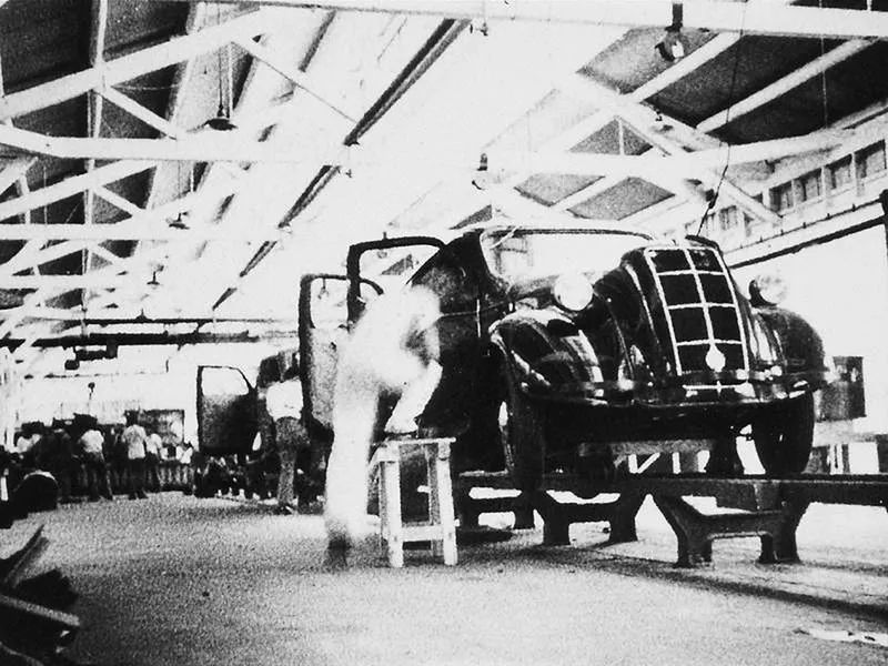 Tako kot ostale japonske znamke je bil tudi prvi model AA "izposojen" od Američanov, celo od treh znamk, GM, Ford in Chevrolet.