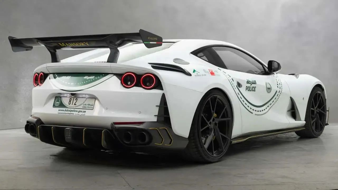 Dubajska policija dobila Ferrarija, ki zmore 345 km/h Dubajska policija dobila Ferrarija, ki zmore 345 km/h
