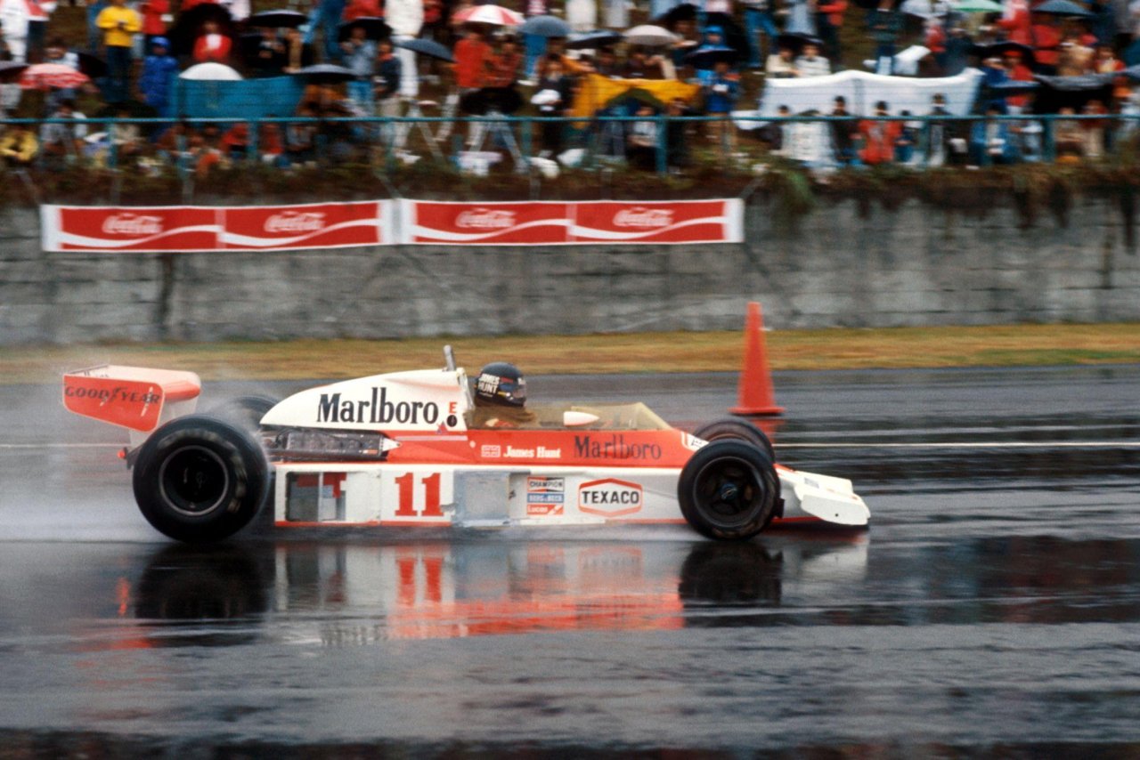 1975 je James Hunt v norem dvoboju z Nikijem Laudo osvojil svoj edini naslov prvaka, zgodba pa je povzeta v odličnem vilmu Vročica izpred 10 let. 