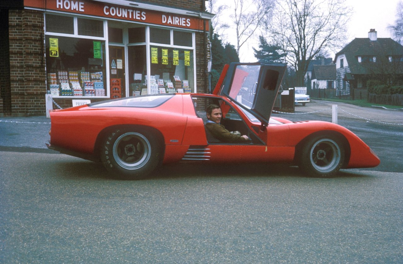 Bruce McLaren v McLarnu M6-GT okoli 1969. Sanje o cestnih avtomobilih so uresničili njegovi nasledniki 4 desetletja pozneje.