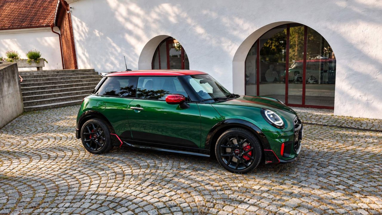 Prepoznavna silhueta, markatna lita platišča in british racing green. Kombinacija, ki zna prepričati na prvi pogled.