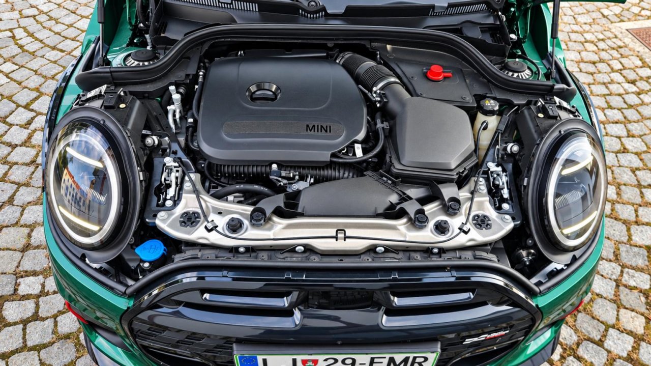 Pod pokrovom motorja, ki zaobjema luči, domuje nadvse živahen 2,0-litrski motor (231 KM), ki odlično sodeluje z osemstopenjsko avtomatiko.