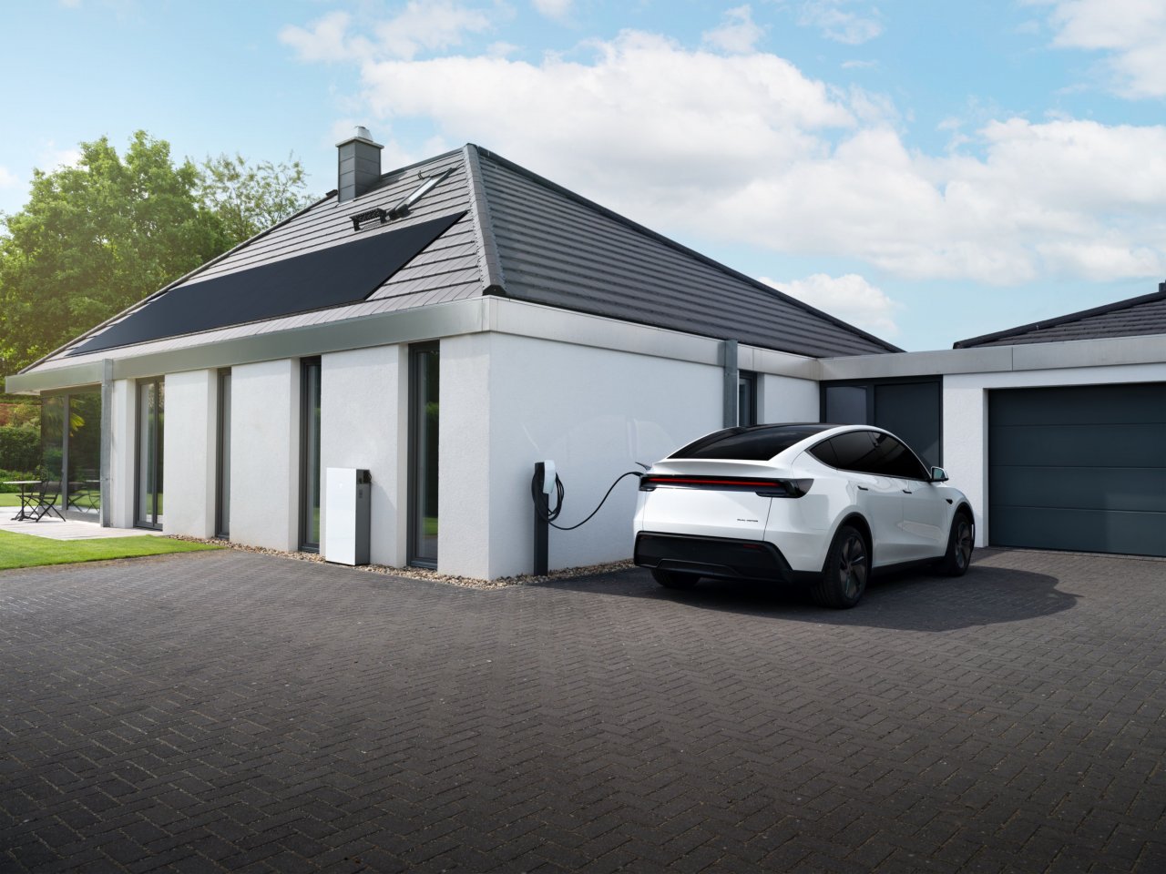 Tesla Model 3 z več dosega in Model Y z novo notranjostjo