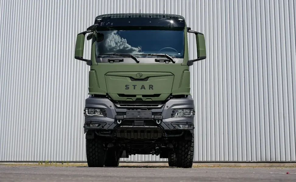Volkswagen iz naftalina vleče poljski Star – in ga pošilja v vojsko