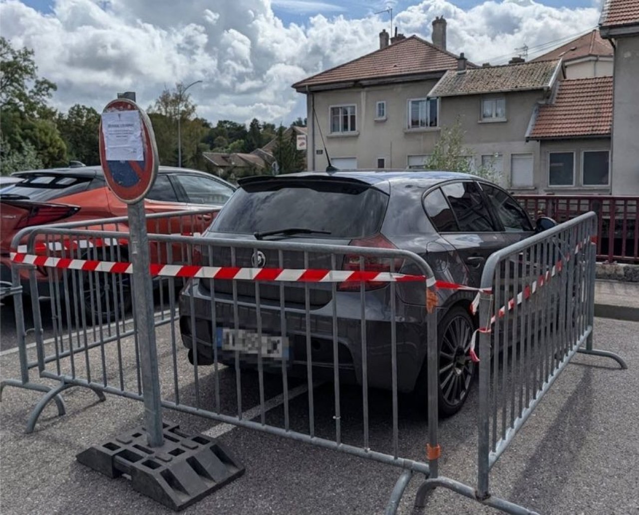 Z BMW-jem parkiral čez dve mesti, občina mu je avto zaprla v kletko Z BMW-jem parkiral čez dve mesti, občina mu je avto zaprla v kletko