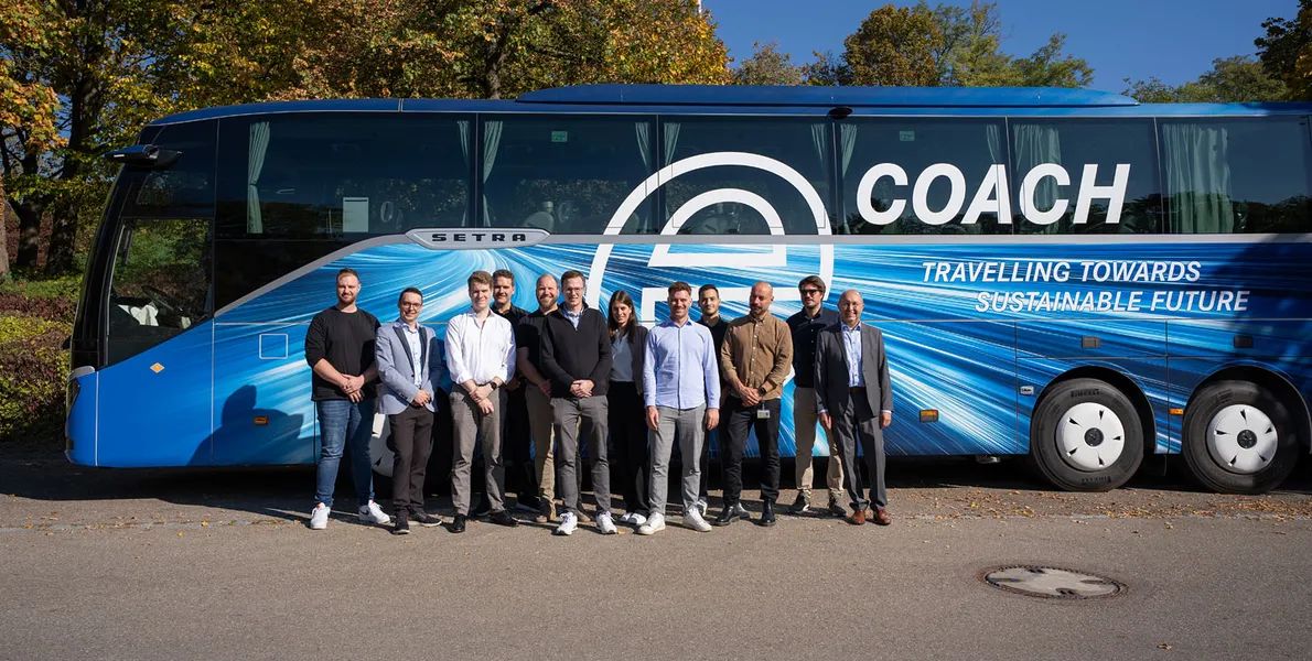 Daimler razvija električni turistični avtobus z več kot 500 kilometri dosega