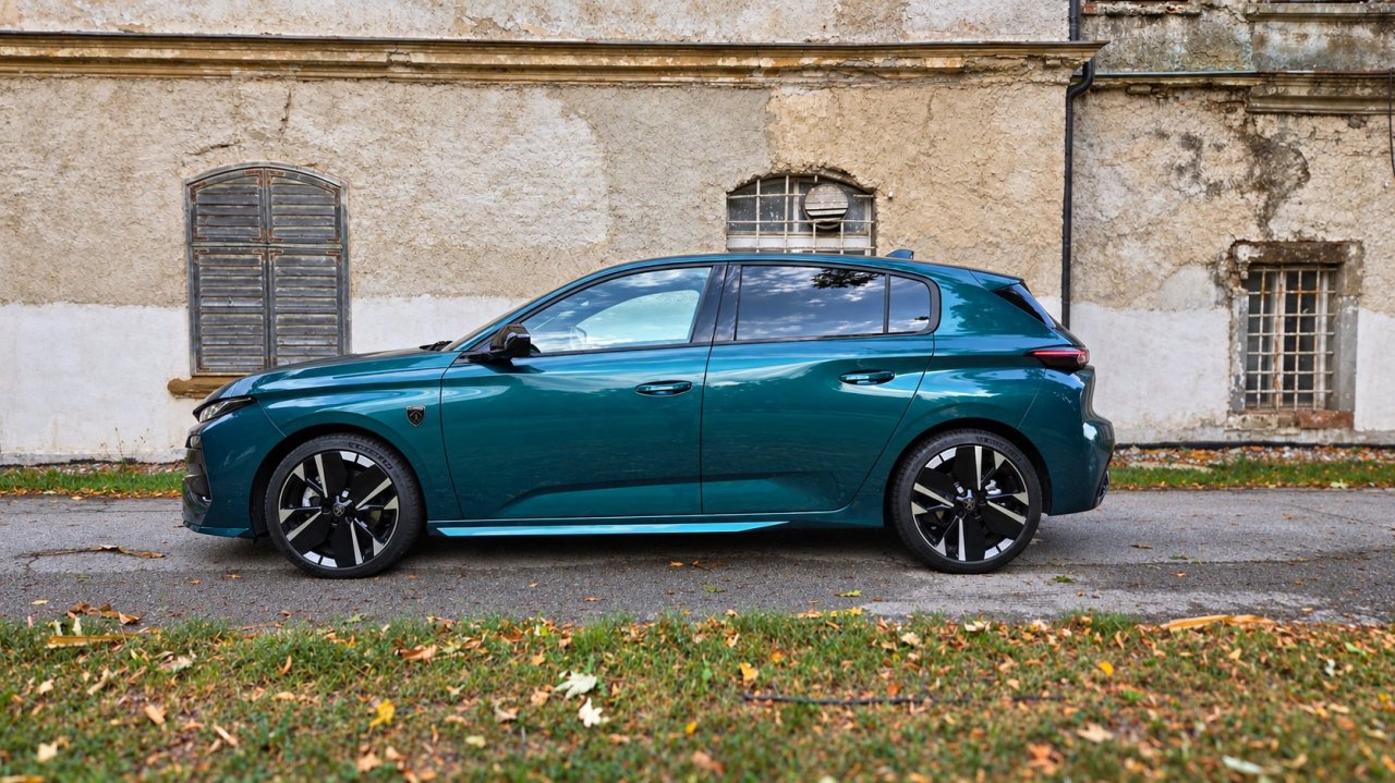 Tudi s strani Peugeot 208 GT deluje všečno in dinamično, še posebej z zanimivo oblikovanimi 18-palčnimi platišči.