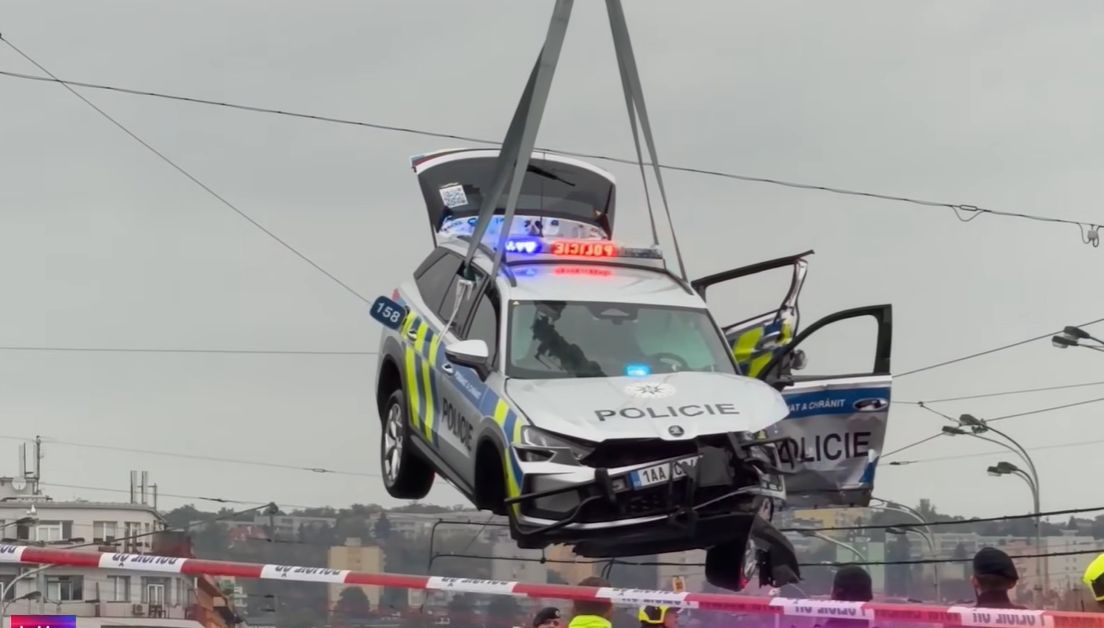 Policista na nujni vožnji prehitra, končala sta v reki Policista na nujni vožnji prehitra, končala sta v reki