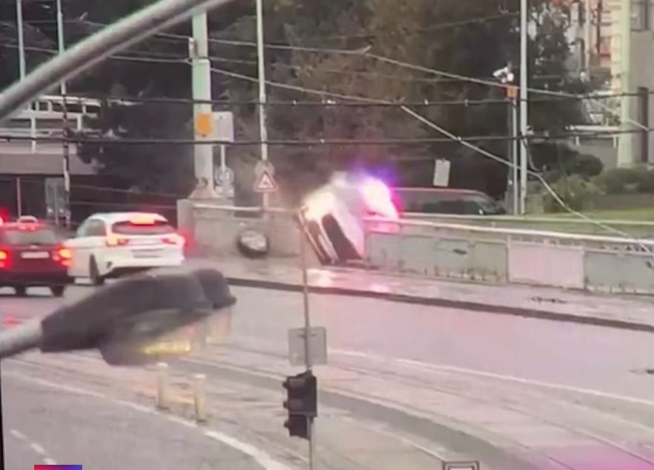 Policista na nujni vožnji prehitra, končala sta v reki Policista na nujni vožnji prehitra, končala sta v reki