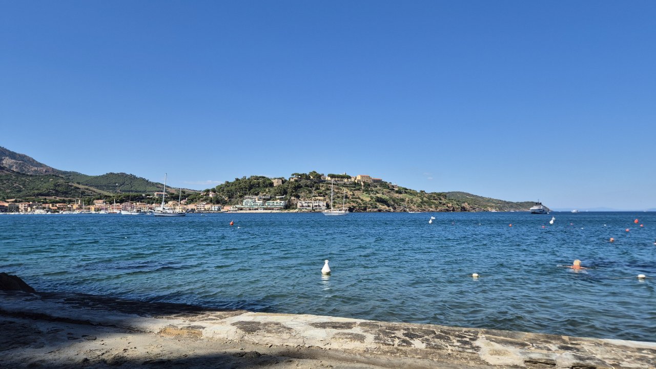 Pogled na mesto Porto Azzurro.
