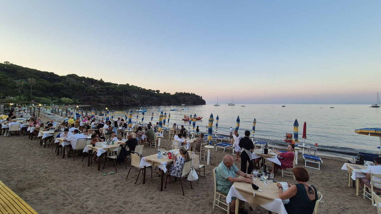 Ena izmed bolj idiličnih in odličnih restavracij, kjer vam večerjo prinesejo kar na plažo. Ta se nahaja le streljaj od mesta Capoliveri.