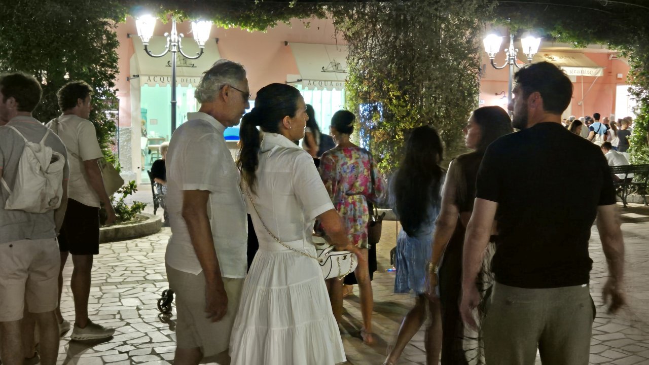 Med večernim srkanjem aperol spritza se iznenada pred nami pojavi svetovno znan operni pevec Andrea Bocelli. Pravzaprav ga nihče niti ni dobro opazil. 