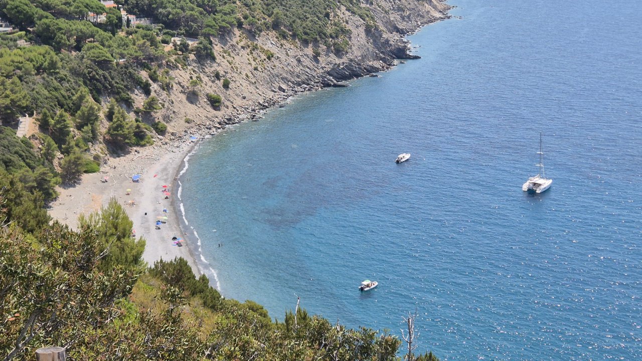 Ena od številnih slikovitih in peščenih plaž, do katere je nekaj minut hoje po strmih stopnicah.