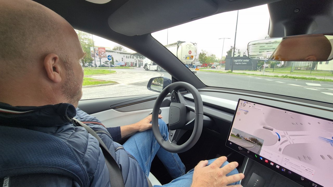 Tesla v Evropi opustila ime Full Self-Driving Tesla v Evropi opustila ime Full Self-Driving