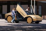 Tesla v Evropo pripeljala avto brez volana in pedalov - fotografija 1