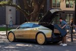 Tesla v Evropo pripeljala avto brez volana in pedalov - fotografija 2