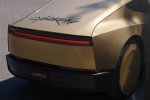 Tesla v Evropo pripeljala avto brez volana in pedalov - fotografija 3