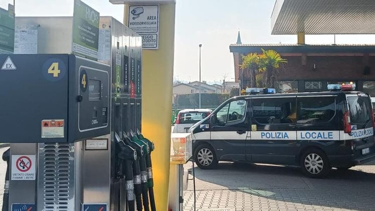 Težave tudi za policijska vozila, skoraj so ostala na suhem Težave tudi za policijska vozila, skoraj so ostala na suhem