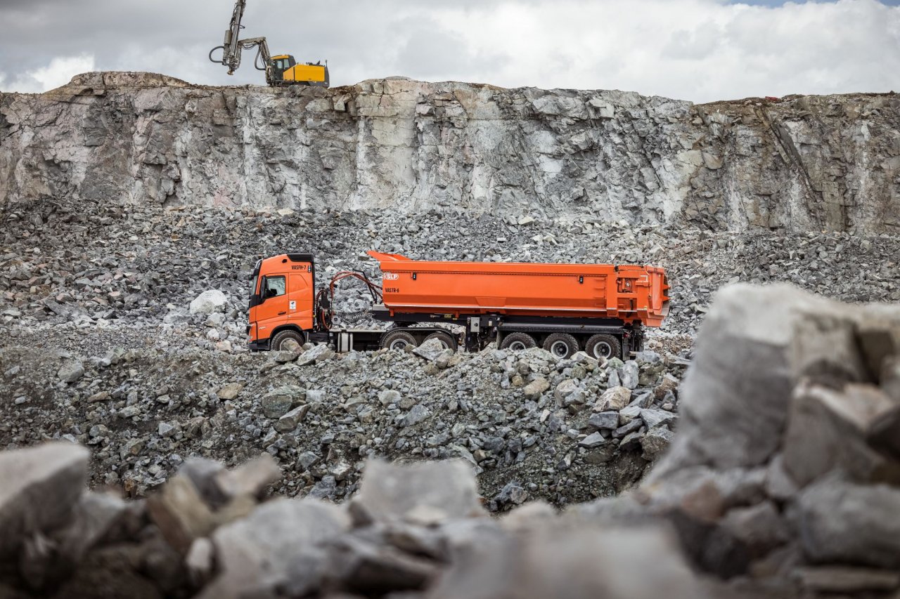 Volvovi tovornjaki brez voznikov prepeljali že tri milijone ton materiala