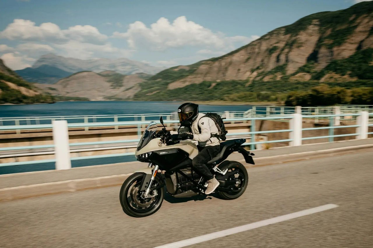 Z električnim motociklom od Alp do morja brez polnjenja Z električnim motociklom od Alp do morja brez polnjenja