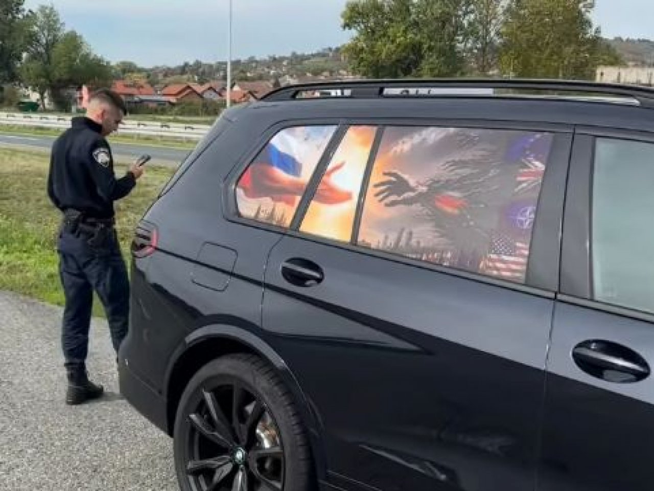 Z rusko zastavo na BMW X7 po Evropi, na Hrvaškem pa 700 evrov kazni Z rusko zastavo na BMW X7 po Evropi, na Hrvaškem pa 700 evrov kazni