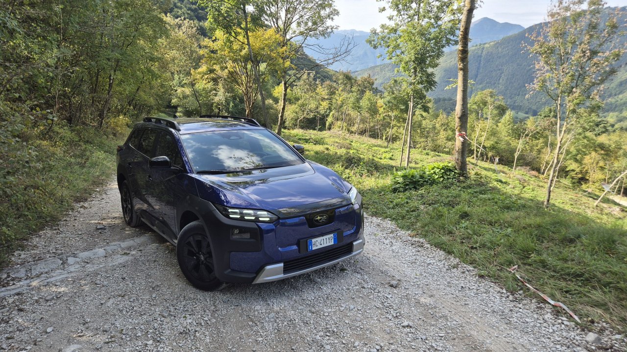 Družinski velikan je na voljo zgolj v štirikolesno gnani AWD različici z dvema elektromotorjema. Skupna sistemska moč znaša 280 kilovatov.