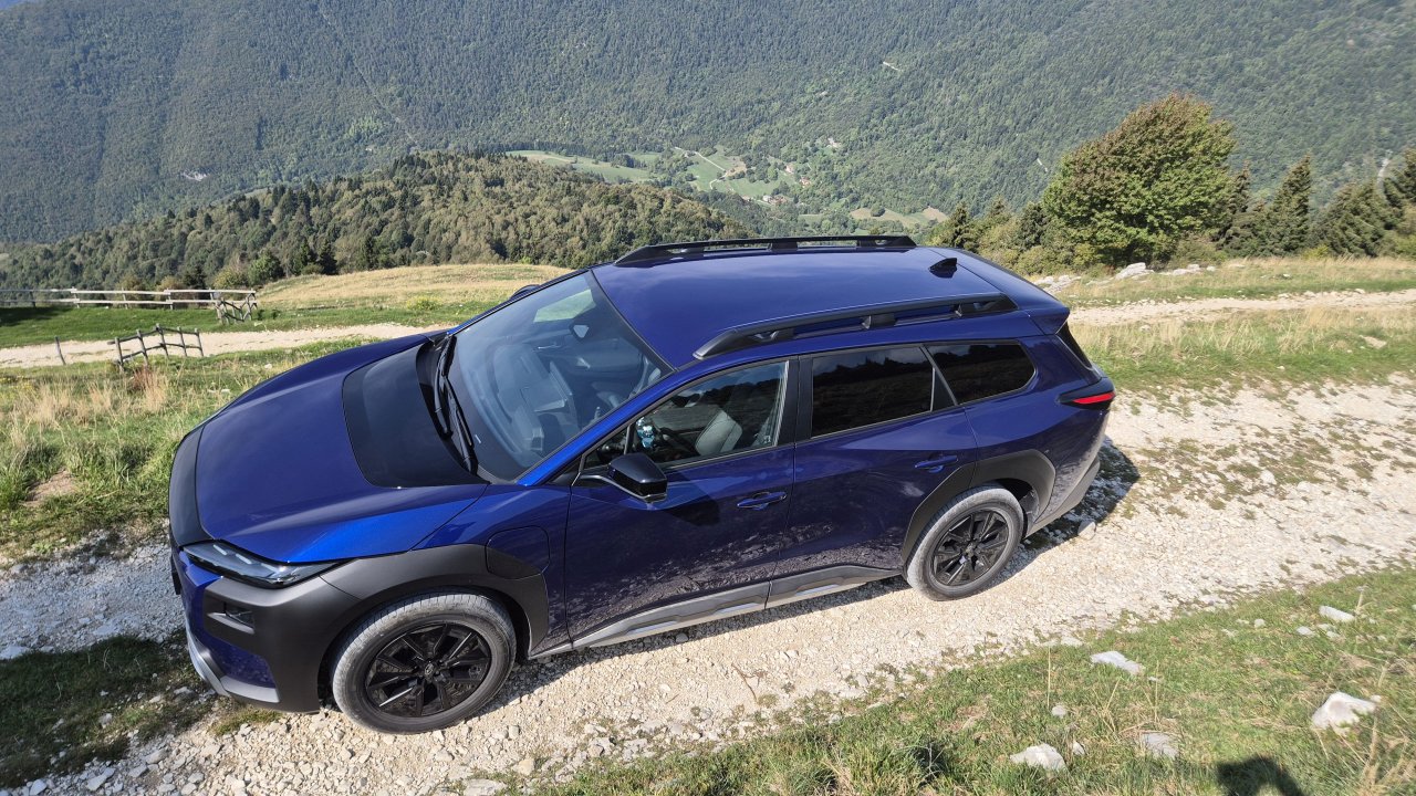 V dolžino e-Outback meri 4,85 metra, podvozje pa je od tal oddaljeno 21,1 centimetra.