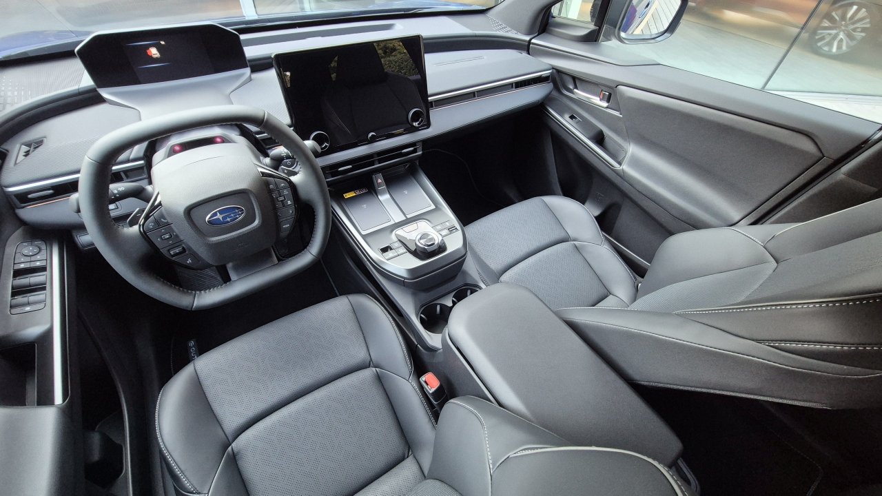 Potniško kabino spremlja znana zasnova iz Toyote BZ4x Touring, ki prinaša dovolj prostora, udobja in dobro zvočno izolacijo. 